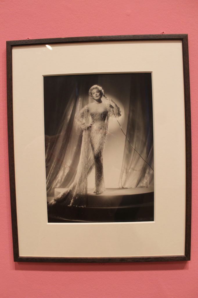 Bild von Marlene Dietrich in der Ausstellung in Paris