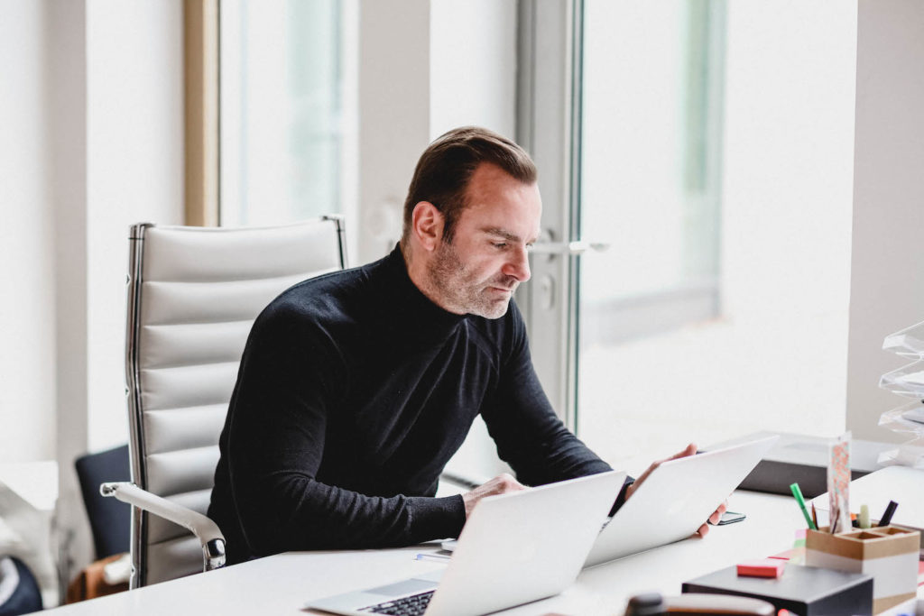 Olaf Minkus am Arbeitsplatz seiner Agentur They Said