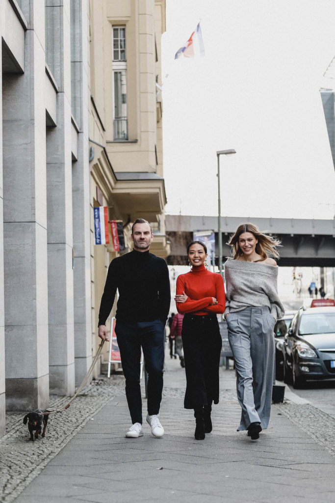 Die Agentur-Inhaber Jackie Hide, Olaf Minkus und Tanya Ernst auf der Straße vor ihrer Agentur