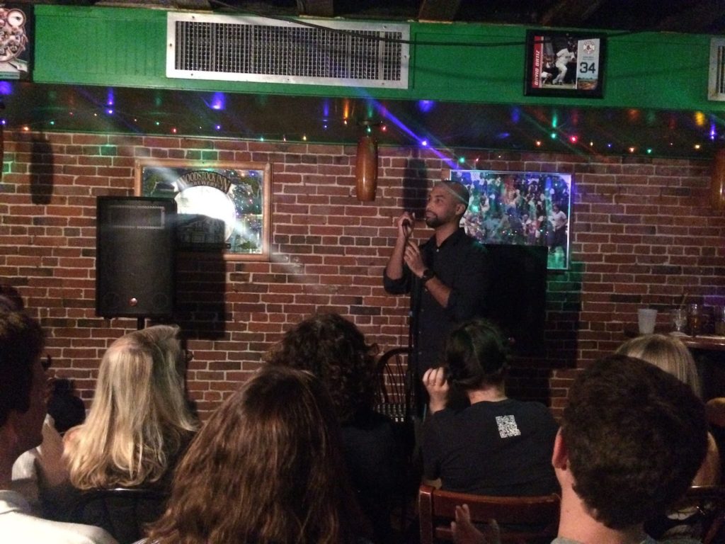 Reisebericht über Boston. Hier ein Bild in einem Comedy Club in Boston.