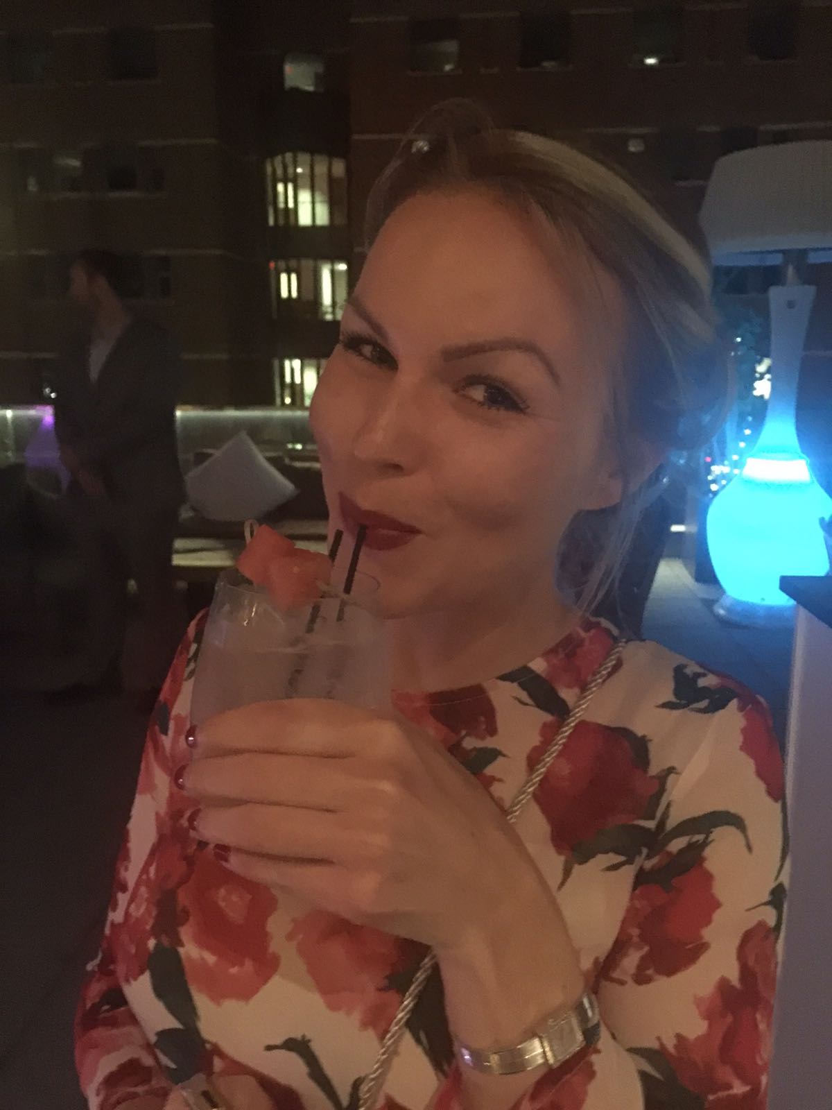 Editorin Hannah testet das Envoy Hotel in Bosten. Editorin Hannah trinkt einen Cocktail.