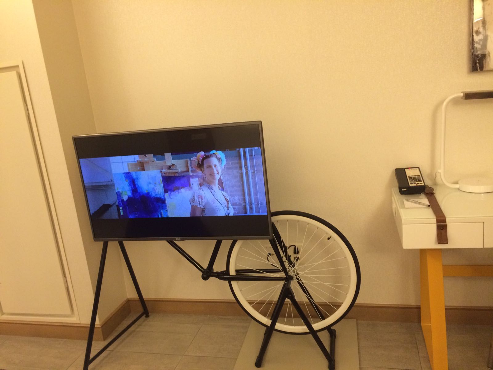 Editorin Hannah testet das Envoy Hotel in Bosten. Hier der stylische Fahrrad-Designer-Fernseher.