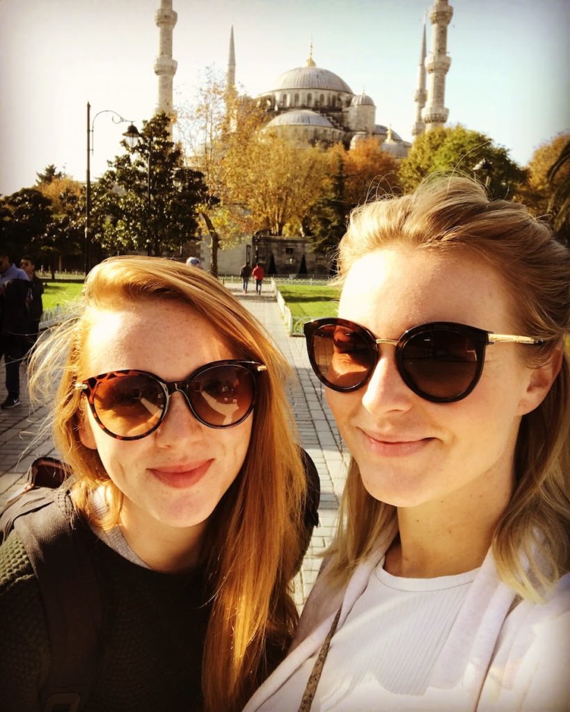 Editorin Hannah mit einer Freundin in Istanbul.