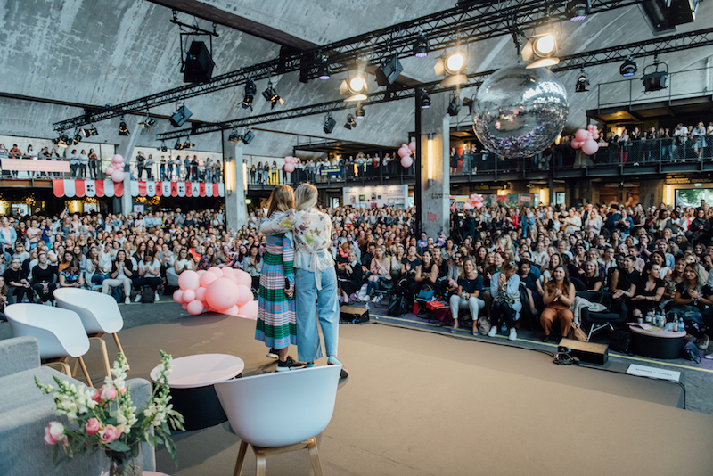 Susann Hoffmann und Vanessa Wohlert auf der Buehne des FFF Day