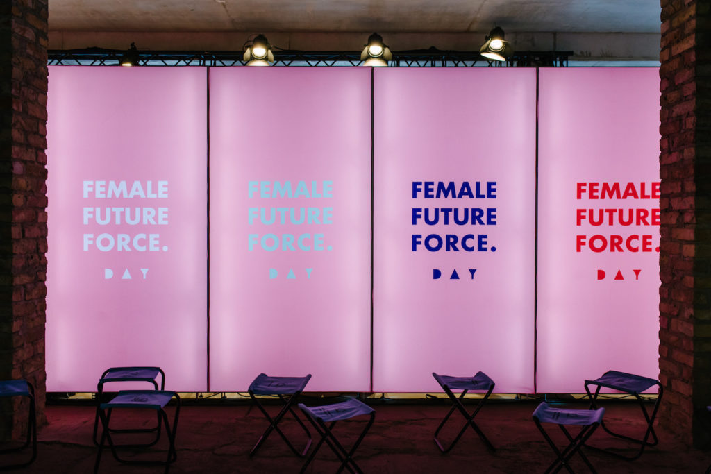 Leuchtende Wand mit der Aufschrift Female Future Force zum FFF Day