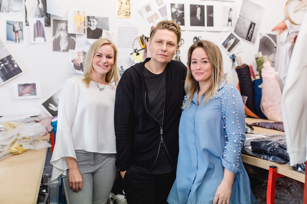 Bild vom Overview Magazine Team mit Mode-Designer Dawid Tomaszewski.