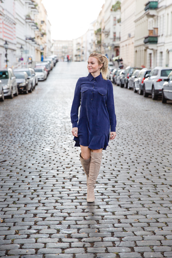 Business Frau Hannah trägt ein blaues Seidenkleid des nachhaltigen Modelabels J.Jackman