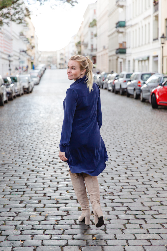 Business Frau Hannah trägt ein blaues Seidenkleid des nachhaltigen Modelabels J.Jackman Rueckenansicht