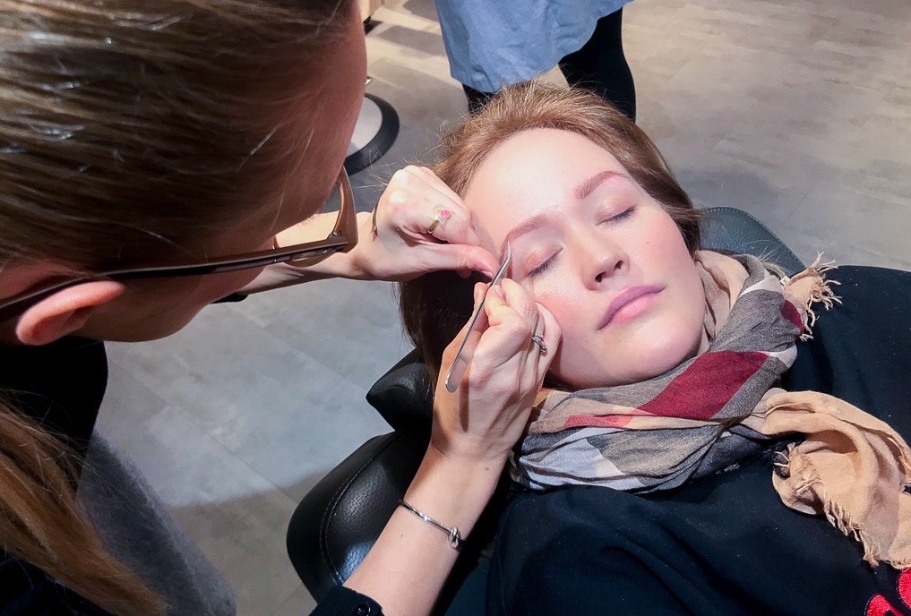 Jen testet die Augenbrauen-Extensions in der Twinkle Brow Bar in Hamburg