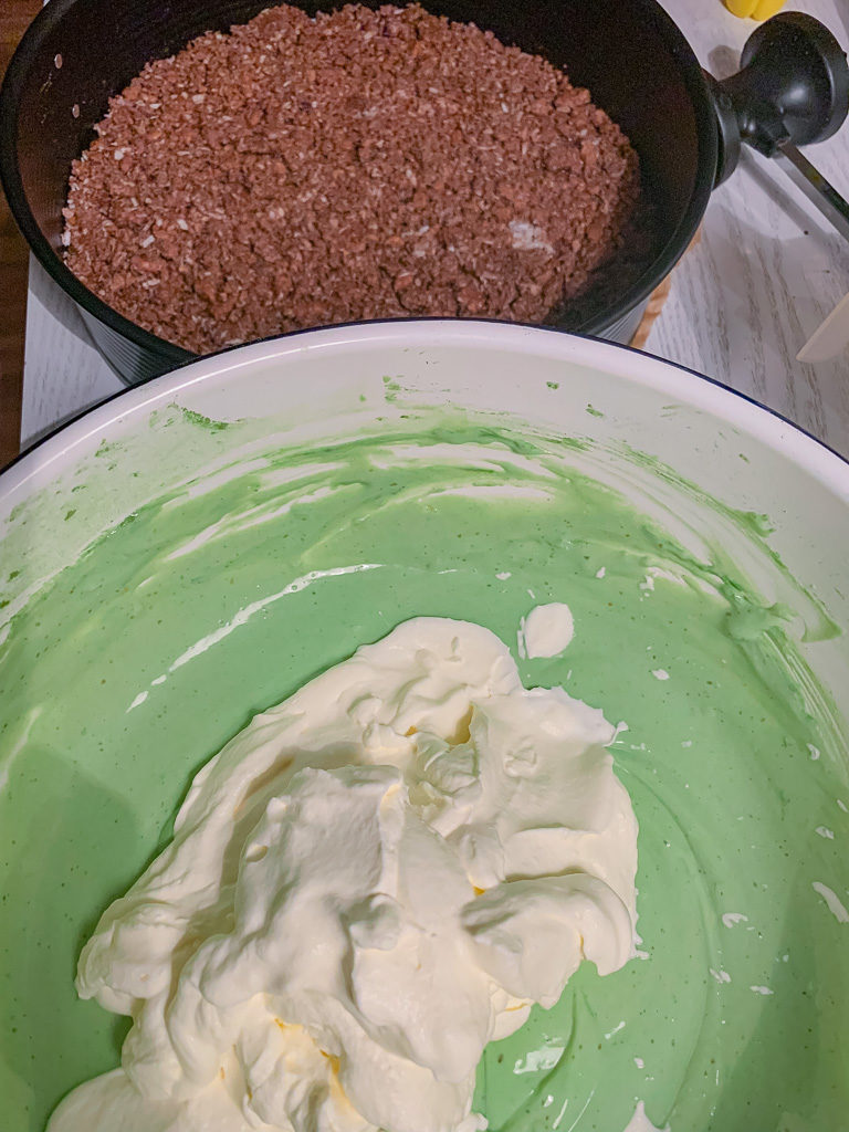Herstellung der Krem des Matcha Cheesecake.