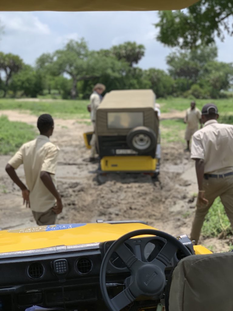 Der Wagen bleicht im Matsch stecken auf der Safari in Tansania im Selous Game Reservat.