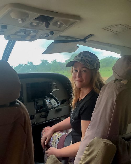 Jen im Charterflugzeug auf der Safari in Tansania im Selous Game Reservat.