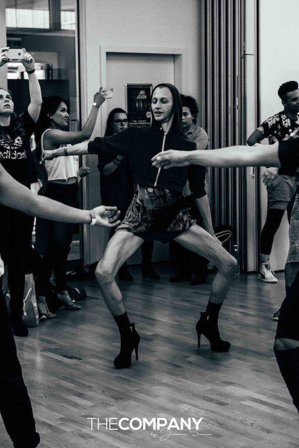 Künstler und Designer Darwin Stapel beim Tanzen in High Heels.