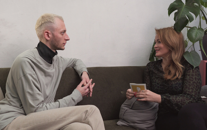 Der Designer und Künstler Darwin Stapel im Interview mit Redakteurin Jeniffer Gontovos.
