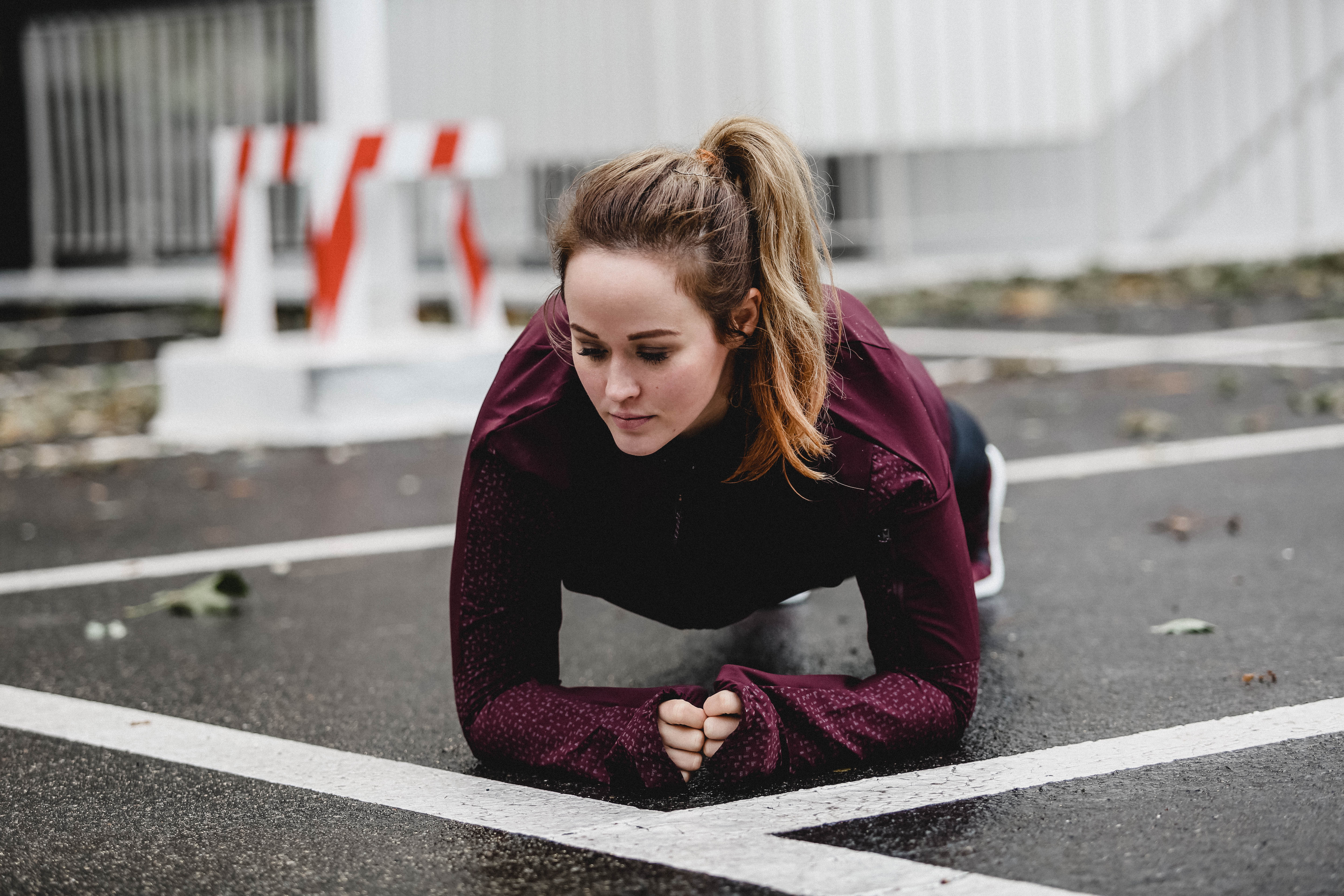 Jen macht eine plank im adidas running outfit