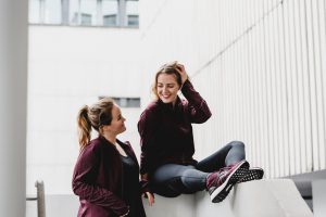 Die Gründerinnen Laura und Jen zusammen im Sportoutfit von adidas