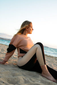 Laura am Strand angezogen in der neuen Moves Kollektion von Elisabetta Franchi