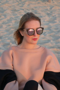 Laura am Strand angezogen in der neuen Moves Kollektion von Elisabetta Franchi