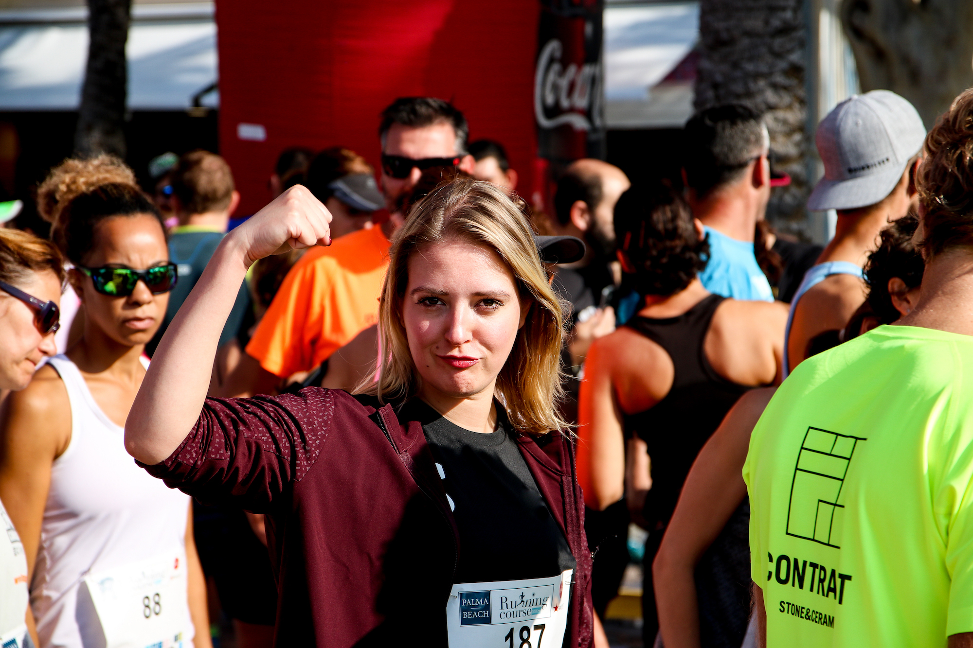 Laura hält triumphierend die hand hoch beim Palma Beach 10 Kilometer Lauf