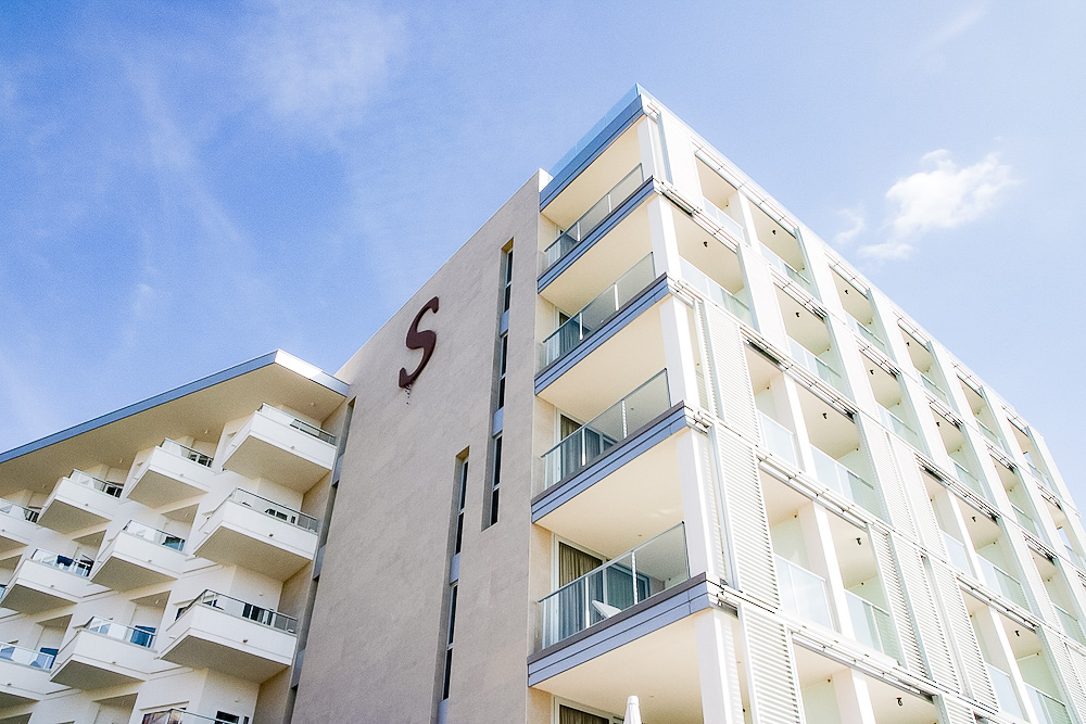 Fassade des Pure Salt Garonda Hotels