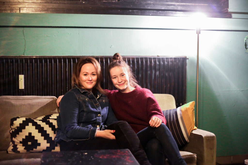 Editorin Jen und Sängerin Sigrid im Musik und Frieden beim Interview