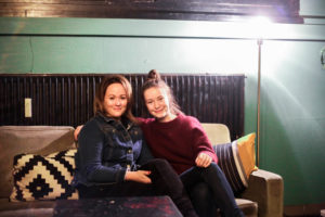 Editorin Jen und Sängerin Sigrid im Musik und Frieden beim Interview