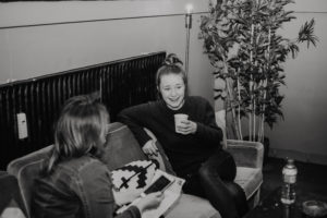 Editorin Jen und Sängerin Sigrid im Musik und Frieden beim Interview