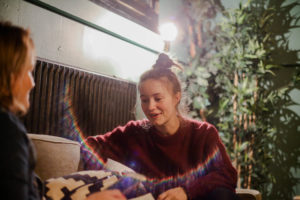 Sängerin Sigrid im Musik und Frieden beim Interview