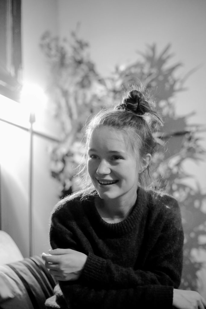 Sängerin Sigrid im Musik und Frieden beim Interview