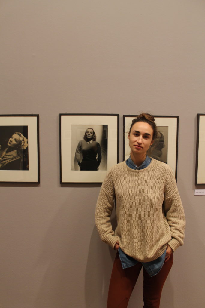 Autorin Lisa bei der Marlene Dietrich Ausstellung in Paris