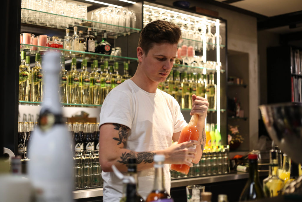 Barkeeper Damian Guichard beim Launch Event von Overview Magazine