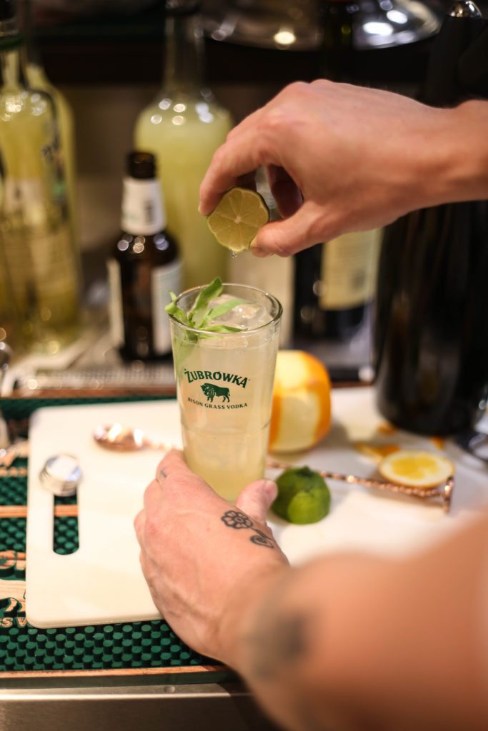 Zubrowka und Kusmi Tea drink auf der Launch Party von Overview Magazine