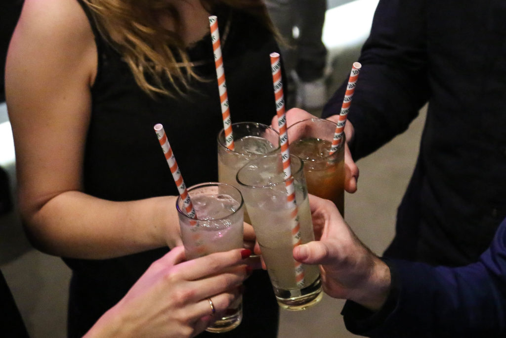 Drinks und Gäste auf der Launch Party von Overview Magazine