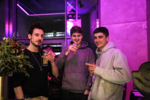 Gäste auf der Launch Party von Overview Magazine mit Drink