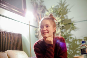 Sängerin Sigrid im Musik und Frieden beim Interview