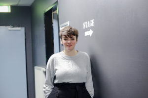 Die Sängerin der Band Louka beim Interview im Foyer in Huxleys Neue Welt