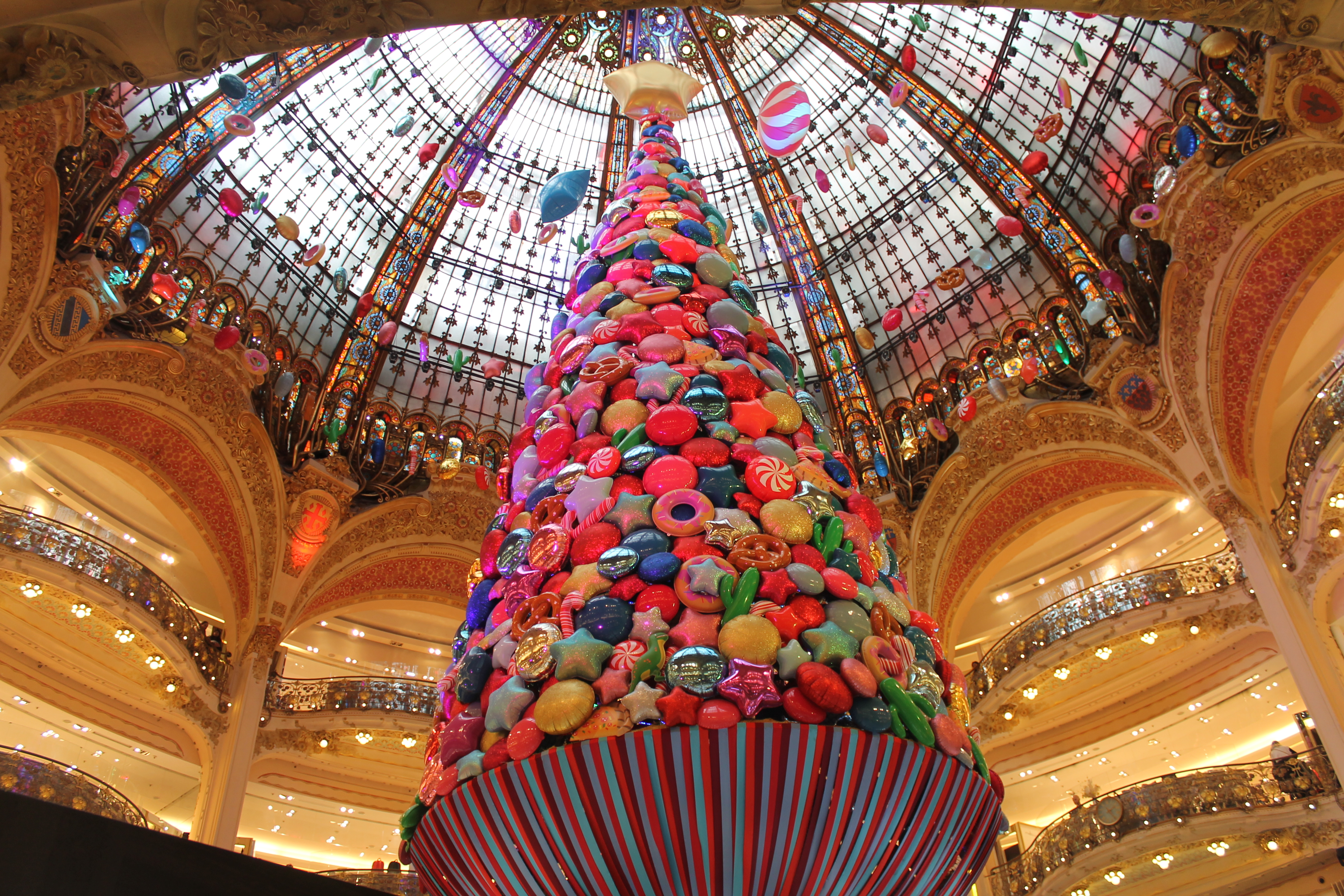 Ein Bild von einem großen Weihnachtsbaum im Pariser Kaufhaus La Fayette