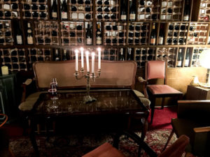 Moniseur Bourgogne Weinladen Inneneinrichtung