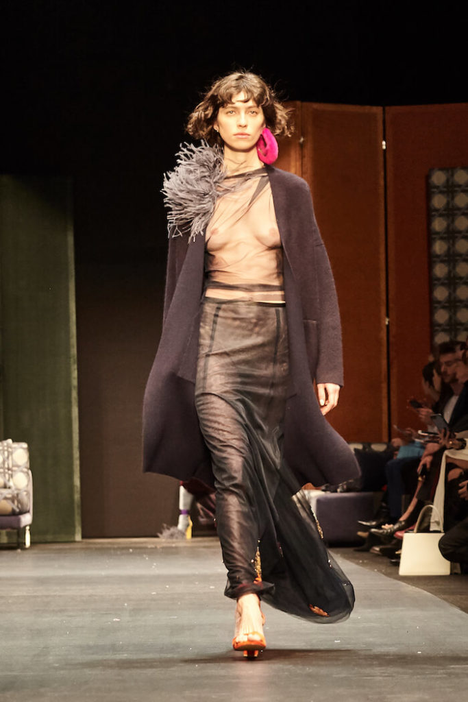 Runwaybild von einem braunhaarigen Model auf der Fashion Week in Berlin auf der Dawid Tomaszewski Show für die Kollektion Winter und Herbst 2018 und 2019