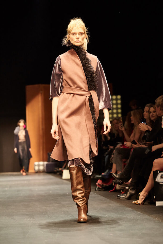 Runwaybild von einem blonden Model auf der Fashion Week in Berlin auf der Dawid Tomaszewski Show für die Kollektion Winter und Herbst 2018 und 2019