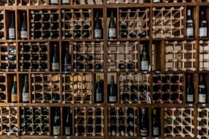 Weinregal bei Moniseur Bourgogne Weinladen