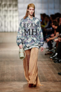 Model in Camouflage Hoodie auf der Marina Hoermanseder Fashionshow AW 2018/2019