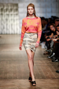 Model in Scarf Skirt auf der Look Marina Hoermanseder Fashionshow AW 2018/2019