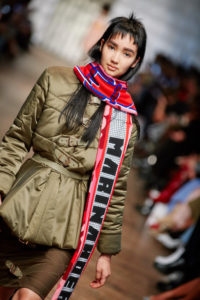 Model mit neuen Schal auf der Look Marina Hoermanseder Fashionshow AW 2018/2019