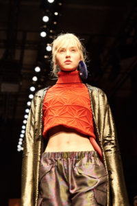 Runwaybild von einem blonden Model auf der Fashion Week in Berlin auf der Dawid Tomaszewski Show für die Kollektion Winter und Herbst 2018 und 2019