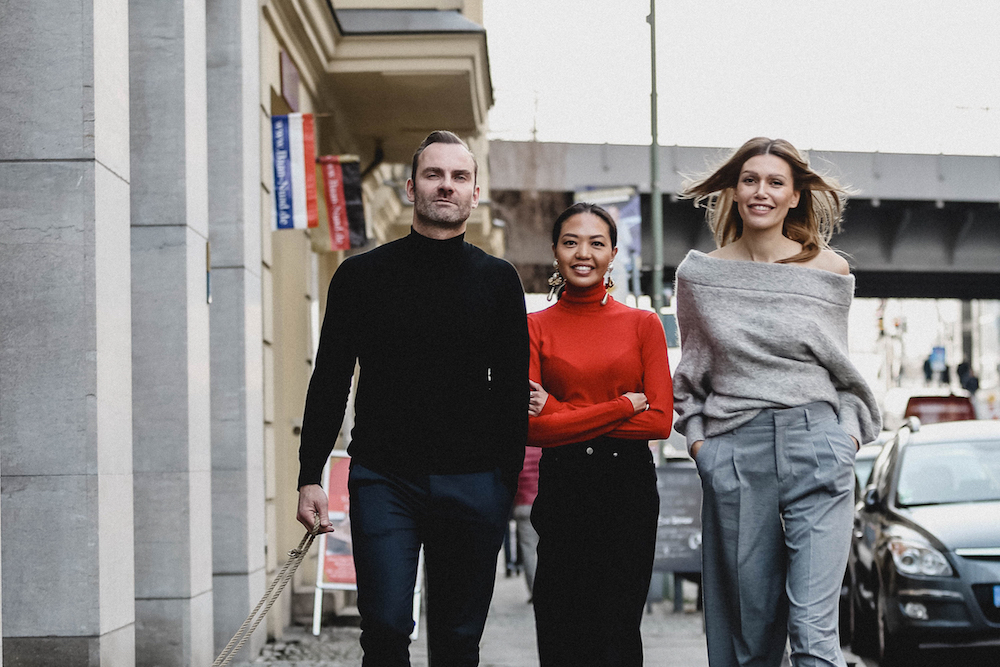 Die Agentur-Inhaber Jackie Hide, Olaf Minkus und Tanya Ernst auf der Straße vor ihrer Agentur