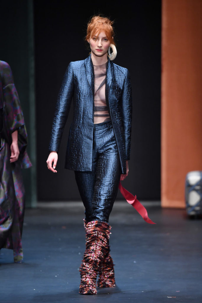 Runwaybild von einem rothaarigen Model auf der Fashion Week in Berlin auf der Dawid Tomaszewski Show für die Kollektion Winter und Herbst 2018 und 2019