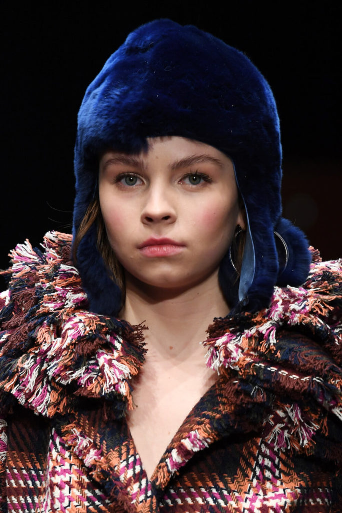 Runwaybild von einem Model in einer Mütze auf der Fashion Week in Berlin auf der Dawid Tomaszewski Show für die Kollektion Winter und Herbst 2018 und 2019