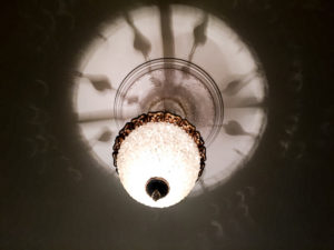 Moniseur Bourgogne Weinladen Inneneinrichtung Lampe