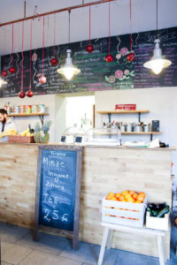 Tresen im Café Be Coffee My Friend in Berlin Kreuzberg